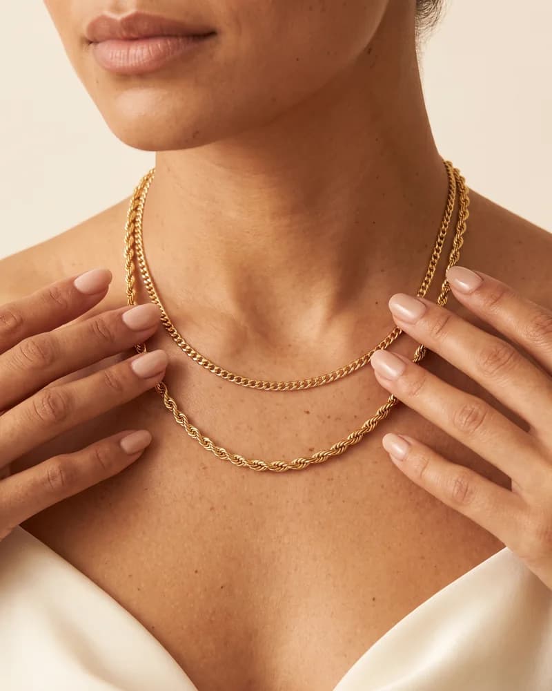 Cuello de mujer con dos cadenas de oro superpuestas