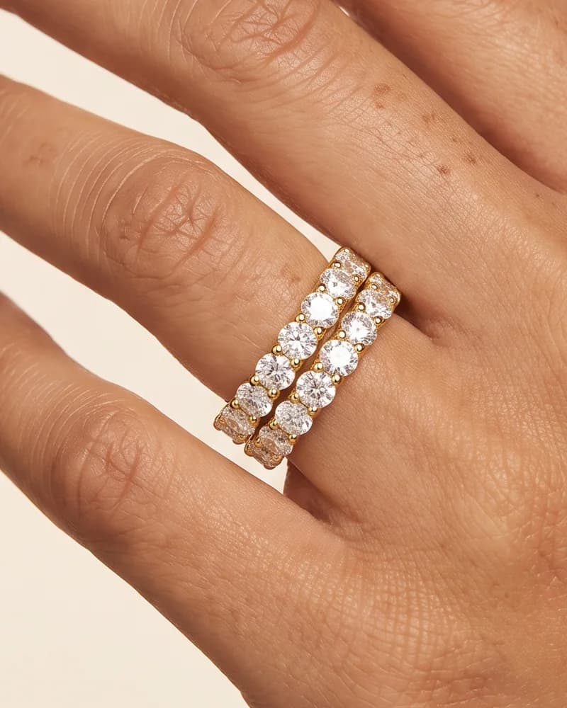 Mano de mujer con dos churumbelas de diamantes apiladas