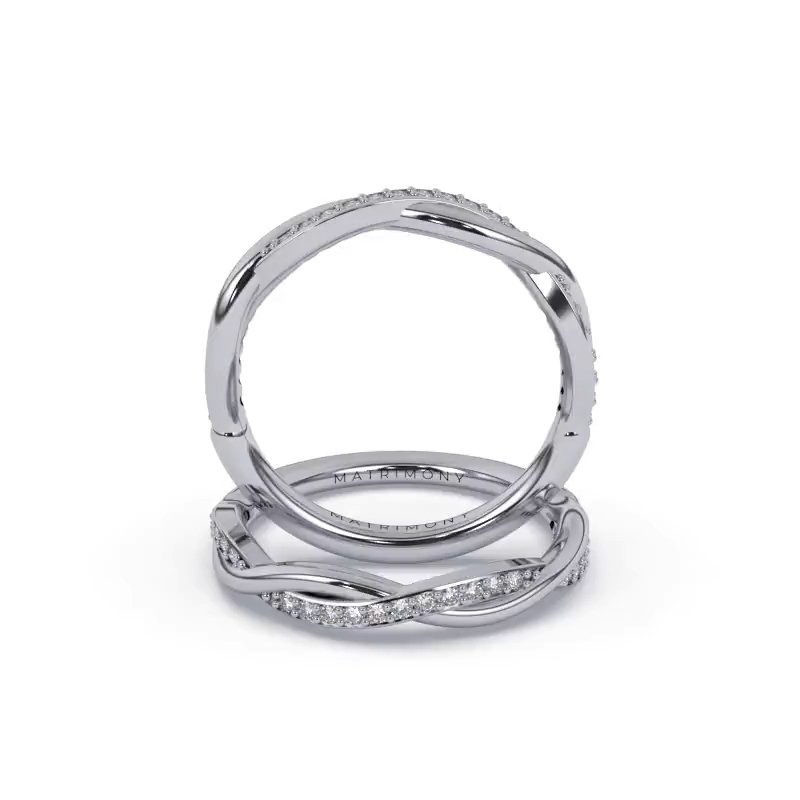 Déjate cautivar por la sofisticación y el diseño contemporáneo de nuestra churumbela entrelazada con diamantes, una joya que refleja la interconexión del amor y la pasión en cada detalle, presentada exclusivamente por Matrimony Rings.

Características:

Material: Esta churumbela está exquisitamente forjada en oro, disponible en tonalidades de blanco, amarillo o rosa. El encanto del oro rosa complementa a la perfección la brillantez de los diamantes, creando un equilibrio visual sin igual.
Diseño: Con un patrón entrelazado, esta churumbela representa las vidas entrecruzadas de dos almas que se unen en un compromiso eterno. La banda superior cuenta con una hilera de deslumbrantes diamantes que añaden un destello de lujo a la pieza.

La churumbela entrelazada con diamantes de Matrimony Rings es más que una simple joya; es un testamento del amor inquebrantable y de los momentos preciosos compartidos en el viaje de la vida en pareja.