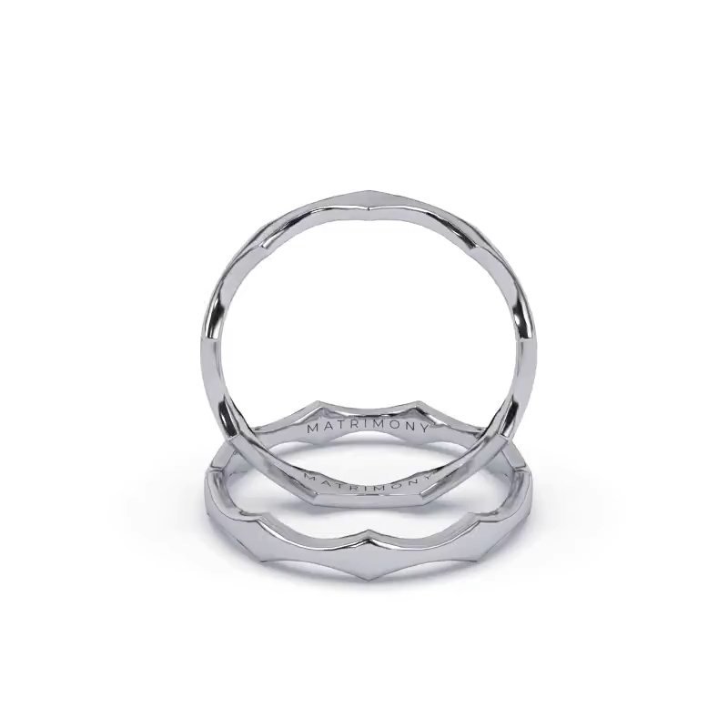 Elegante y sofisticada, esta churumbela de Matrimony Rings refleja la promesa eterna de amor y compromiso. Su diseño minimalista pero imponente se adapta a la perfección con cualquier anillo de compromiso, haciendo de ella la elección ideal para sellar ese lazo especial entre dos almas. Su acabado pulido brinda un brillo incomparable que resalta la pureza del material con el que está hecha. Una joya que, sin duda, se convertirá en un tesoro familiar transmitido de generación en generación.

Material: Opciones en oro de 9k, 14k, 18k y Platino.

Diseño: Elegante diseño sin piedras, perfecto para combinarse con cualquier anillo de compromiso.

Acabado: Pulido brillante que resalta la belleza natural del metal.

Colores Disponibles: Blanco, amarillo o rosa, para adaptarse a tu estilo personal.
Esta churumbela es una muestra palpable de la dedicación y pasión con la que trabajamos en Matrimony Rings, siempre buscando ofrecerte piezas únicas y de la más alta calidad.