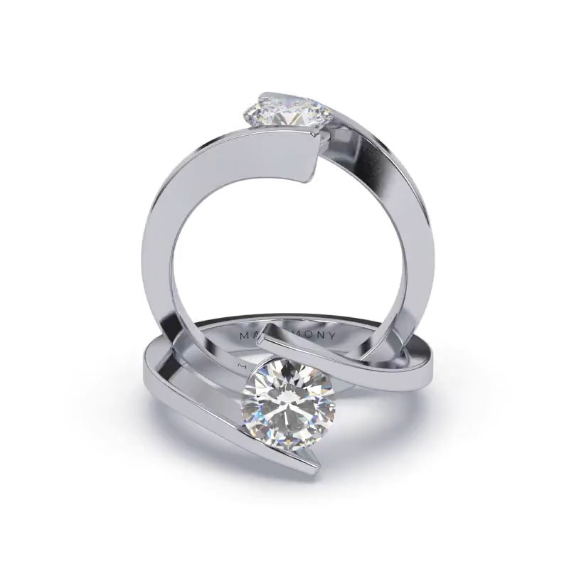 Disfruta la elegancia de este anillo de compromiso con un diamante redondo. Este modelo se encuentra disponible con piedras de zirconia ó diamante y en oro de 9k, 14k, 18k ó platino.