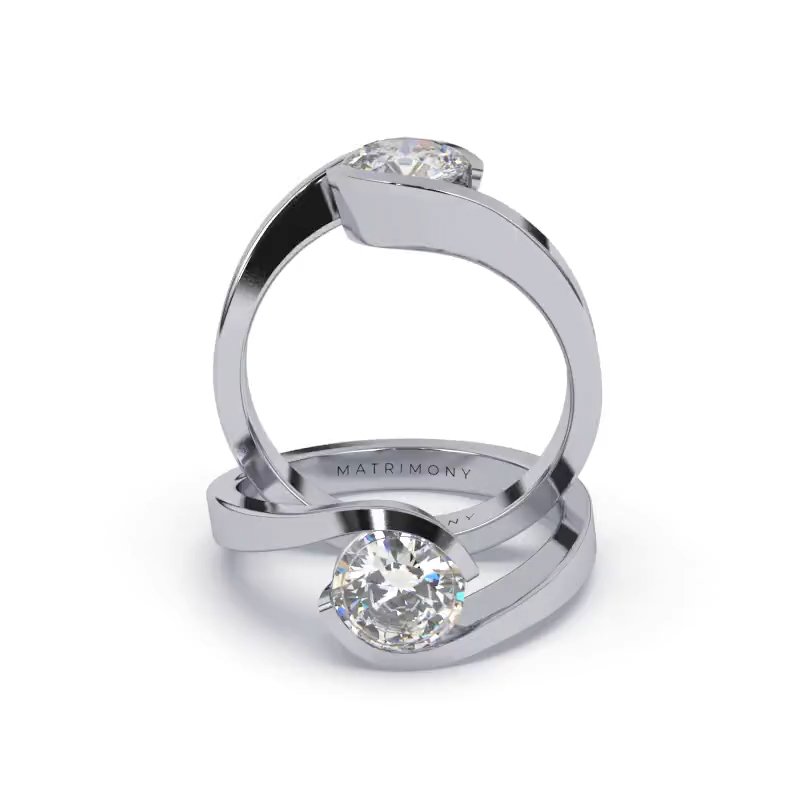 Hermoso anillo de compromiso solitario con un diamante redondo. Este modelo se encuentra disponible con piedras de zirconia ó diamante y en oro de 9k, 14k, 18k ó platino.