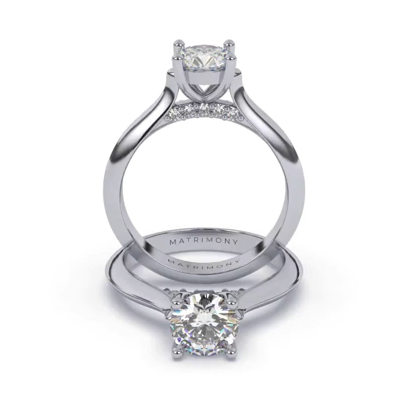Hermoso anillo de compromiso con diamante redondo. Este modelo se encuentra disponible con piedras de zirconia o diamante, además de poderse crear con oro de 9k, 14k, 18k y platino.