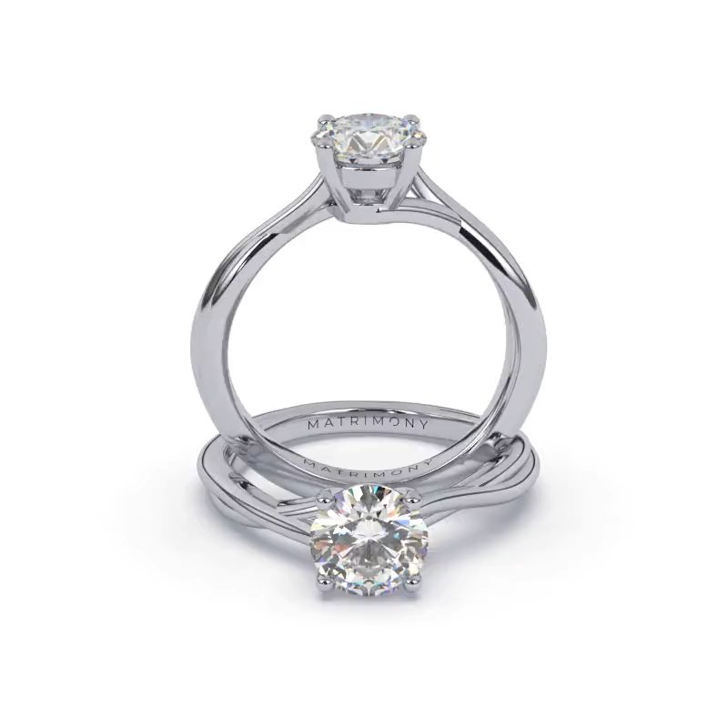 Hermoso anillo de compromiso solitario con diamante redondo. Este modelo se encuentra disponible con piedras de zirconia o diamante, además de poderse crear con oro de 9k, 14k, 18k y platino.